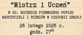 Plakat zaprasza na koncert zatytułowany „Mistrz i Uczeń”, organizowany z okazji 80. rocznicy pierwszego popisu nauczycieli i uczniów w historii szkoły. Wydarzenie odbędzie się 26 lutego 2026 roku o godzinie 17:00 w Auli Szkoły przy ul. Moniuszki 41.
Grafika wykonana jest w eleganckim, klasycznym stylu na tle przypominającym stary, fakturowany papier z ozdobną ramką. W górnej części widnieje jubileuszowe logo 80-lecia Zespołu Szkół Muzycznych im. Stanisława Moniuszki w Wałbrzychu (1945–2025). W dolnej części plakatu znajdują się dwie czarno-białe, szkicowane ilustracje: po lewej stronie mężczyzna grający na fortepianie, a po prawej młody chłopak grający na wiolonczeli, co wizualnie nawiązuje do tytułowej relacji mistrza i ucznia.
