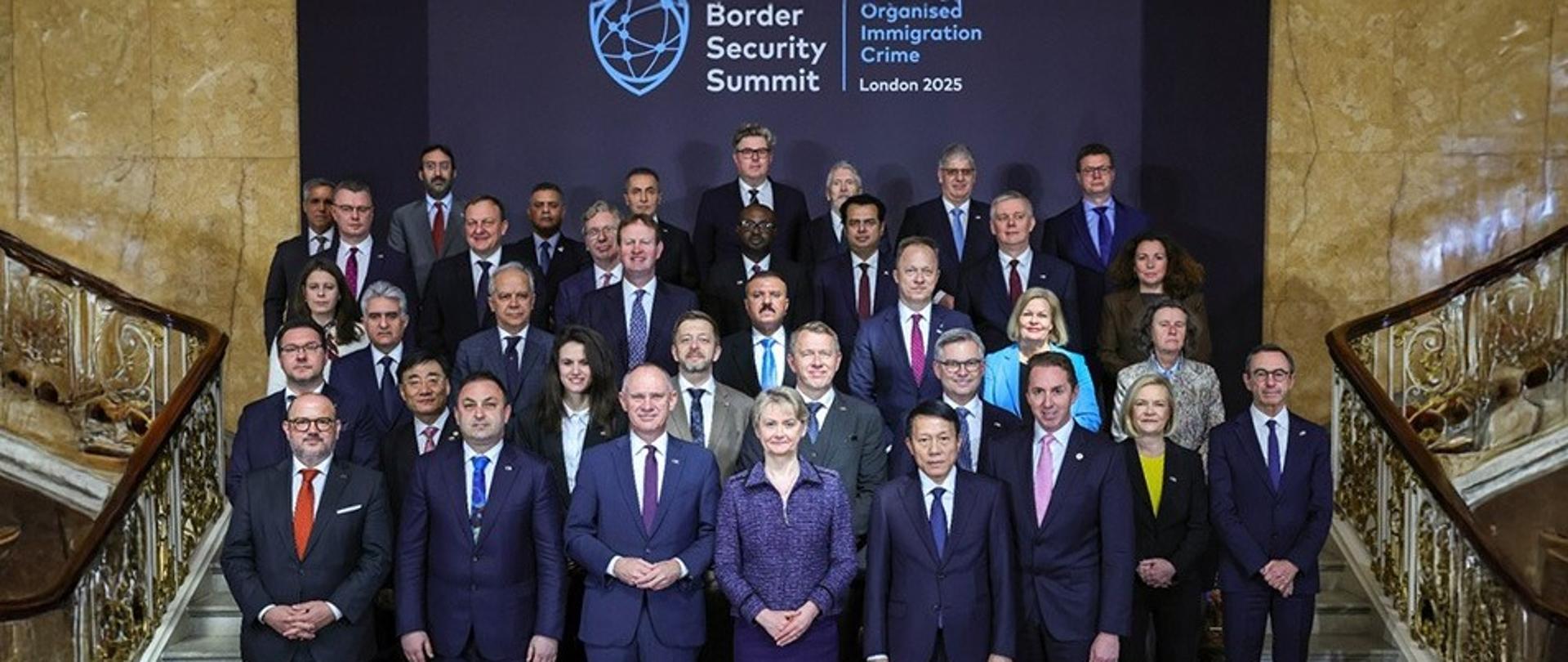 Family photo. Ministrowie spraw wewnętrznych pozują do zdjęcia grupowego na schodach.