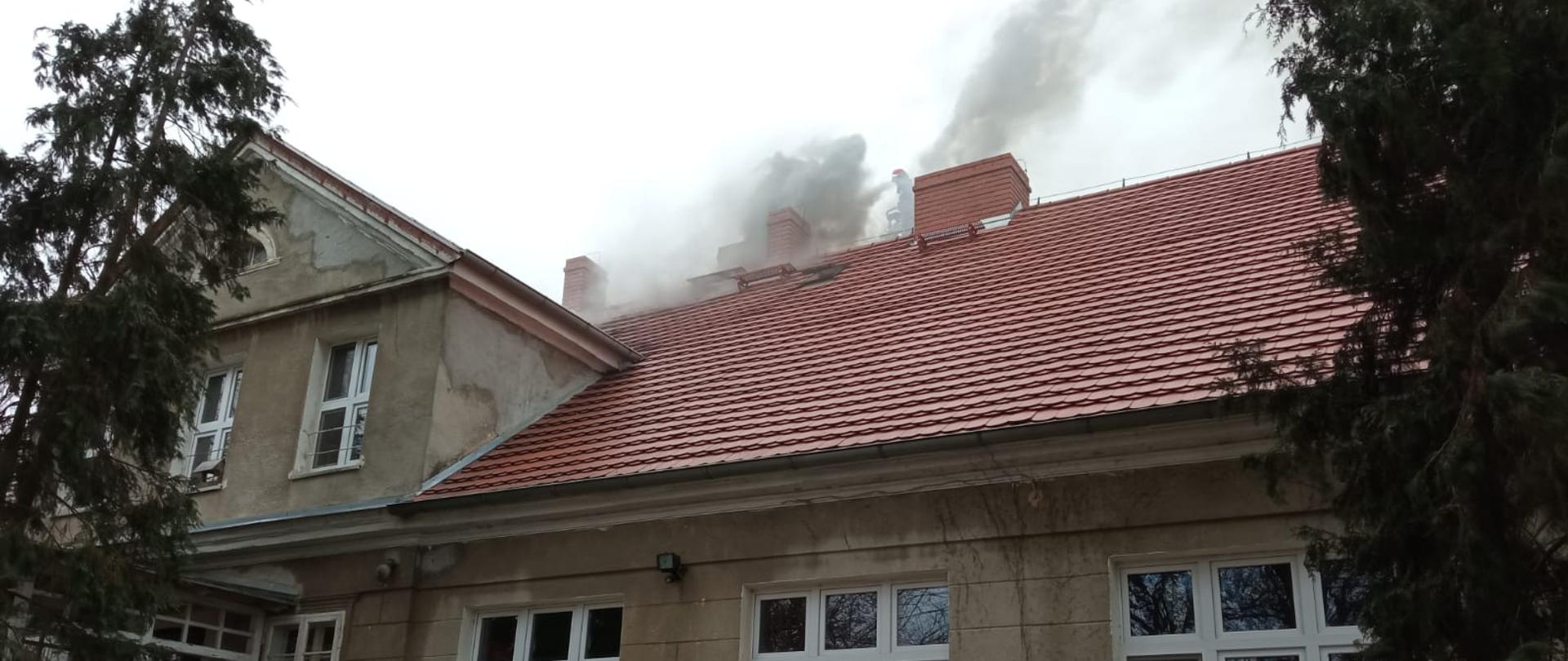 Na zdjęciu pożar sadzy w kominie budynku dym wydobywający się z komina
