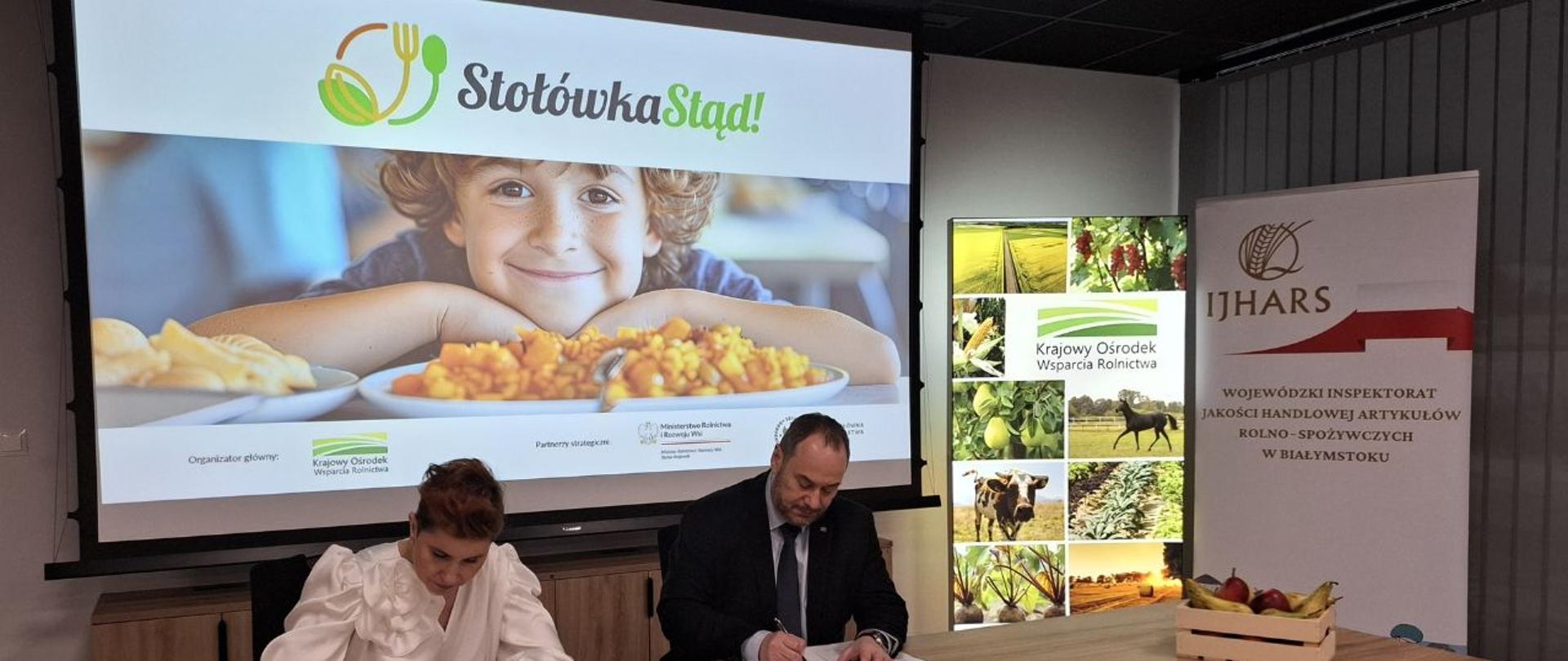 Dyrektorzy podpisują porozumienie