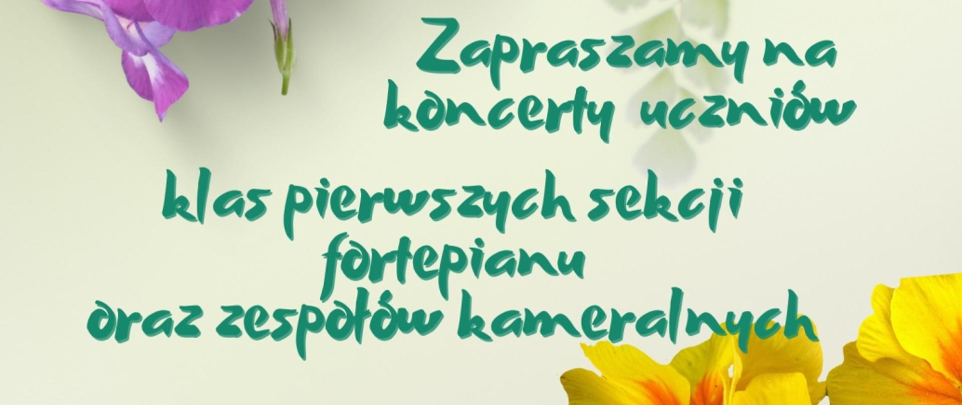 Baner na koncerty uczniów klas pierwszych sekcji fortepianu oraz zespołów kameralnych, zielone litery, jasnozielone tło, fragmenty kwiatów.