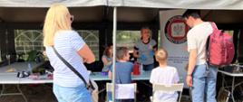 Ludzie przy stanowisku PSSE w Gdyni w trakcie Festynu Rodzinny Park Kioloński w dniu 08.06.2024