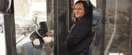 W autobusie za kierownicą siedzi wiceminister Małgorzata Jarosińska-Jedynak