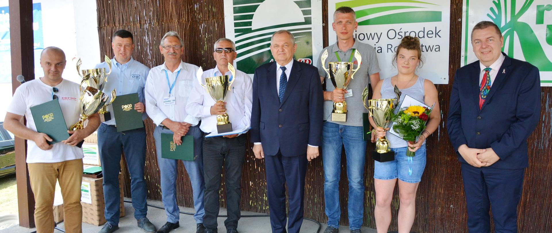 Wspólne zdjęcie z nagrodzonymi