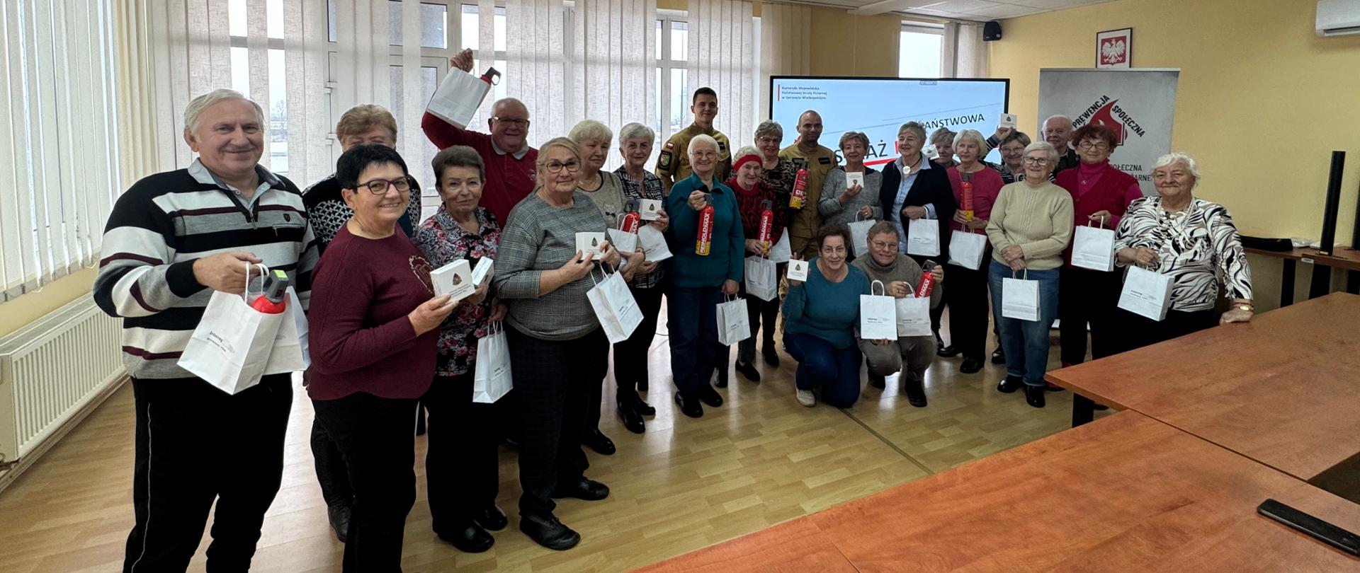 Fotografia grupowa uczestników spotkania w ramach akcji „Czujka w każdym domu – rok od wprowadzenia obowiązku”.