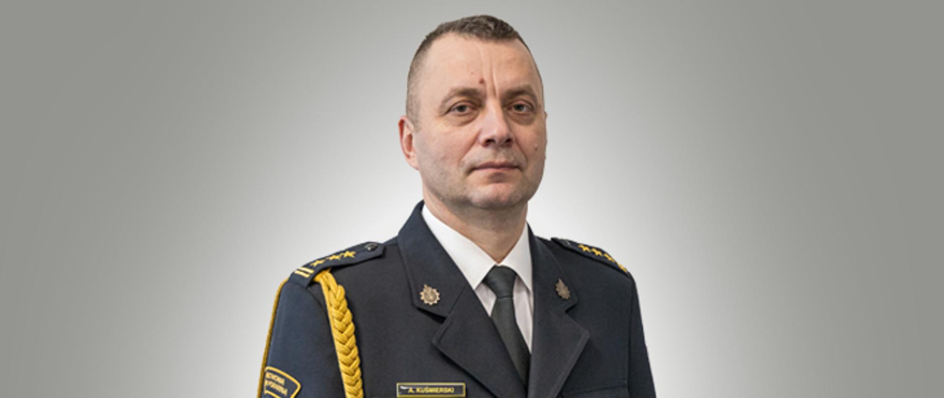 Zastępca Opolskiego Komendanta Wojewódzkiego PSP st. bryg. mgr inż. Arkadiusz KUŚMIERSKI w mundurze galowym.