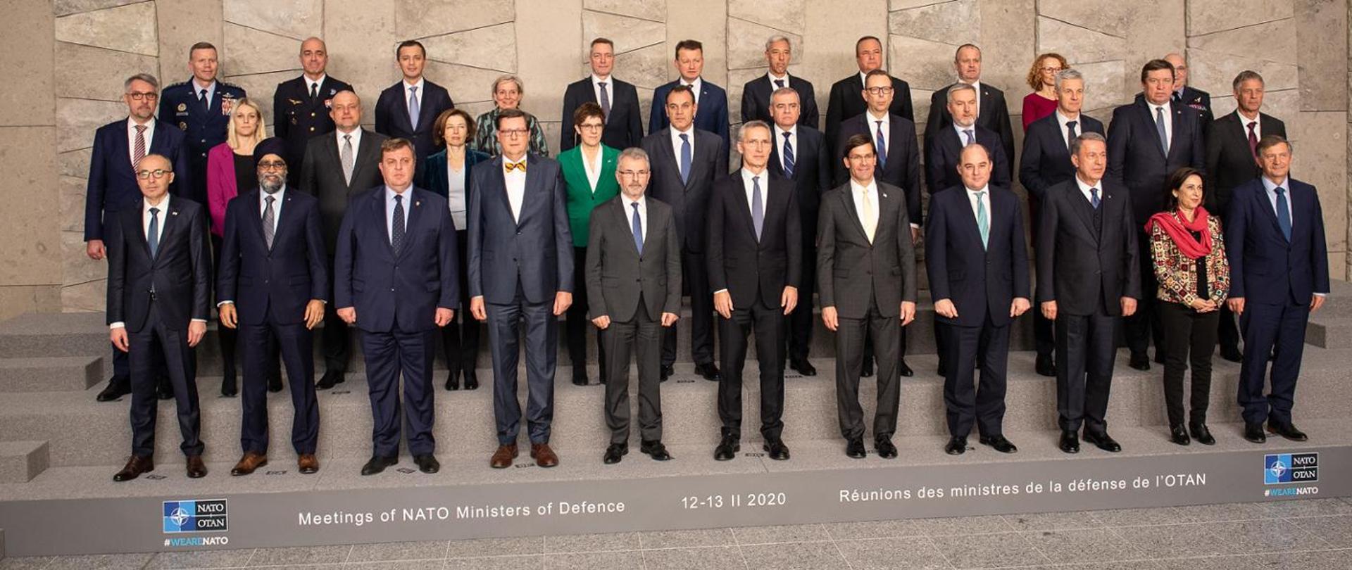 Ministrowie obrony NATO stają do grupowego zdjęcia w Kwaterze Głównej NATO 