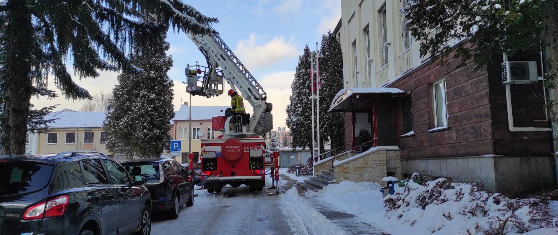 Zdjęcie przedstawia miejscowego zagrożenie - nawisy śnieżne i sople przy dachu Starostwa