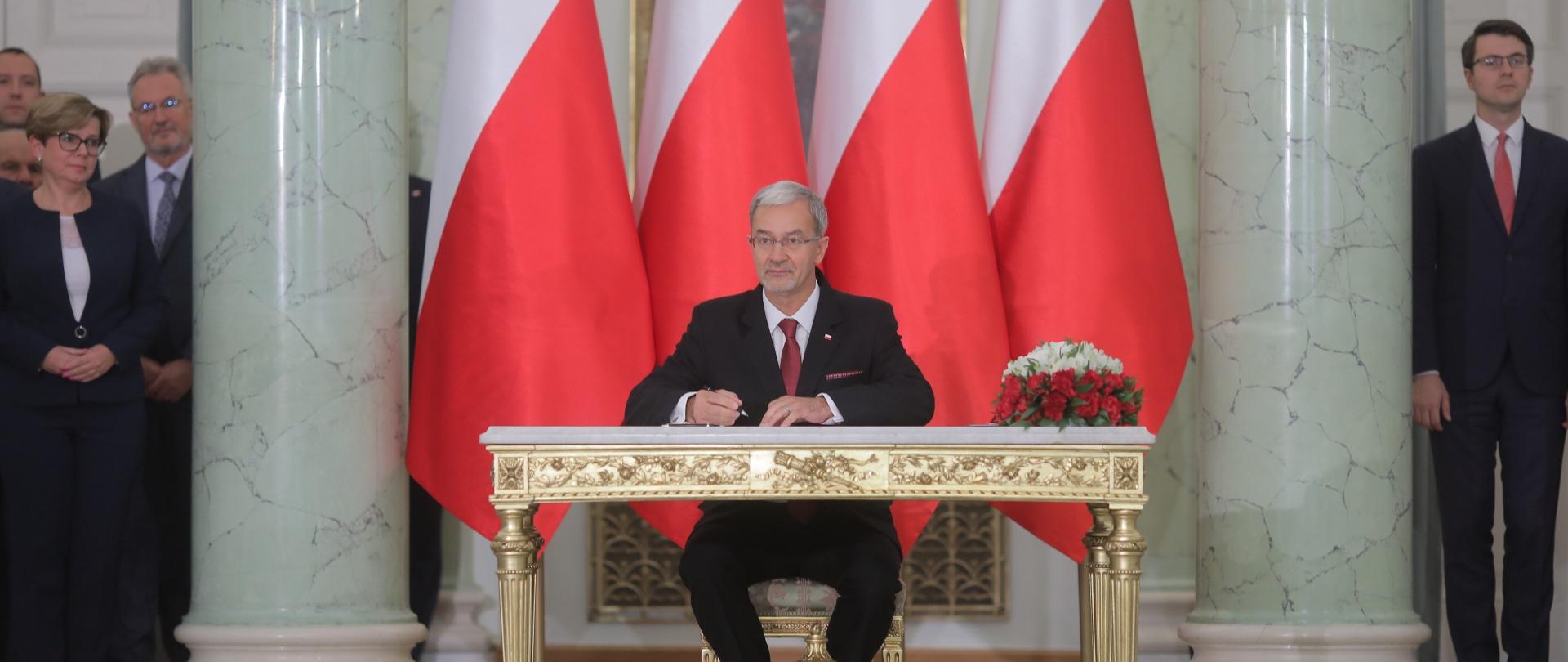 Jerzy Kwieciński podpisuje przysięgę w związku z nominacją na ministra finansów, inwestycji i rozwoju