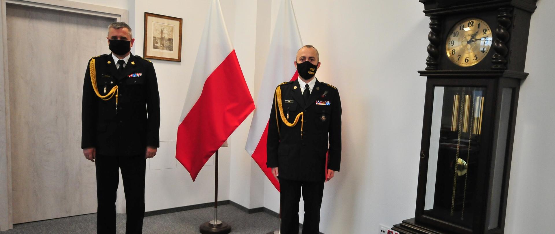 Zdjęcie przedstawia pomorskiego komendanta wojewódzkiego PSP st. bryg. Piotra Sochę oraz pełniącego obowiązki komendanta powiatowego PSP st. kpt. Pawła Gila po uroczystości.