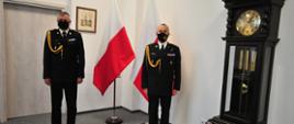 Zdjęcie przedstawia pomorskiego komendanta wojewódzkiego PSP st. bryg. Piotra Sochę oraz pełniącego obowiązki komendanta powiatowego PSP st. kpt. Pawła Gila po uroczystości.