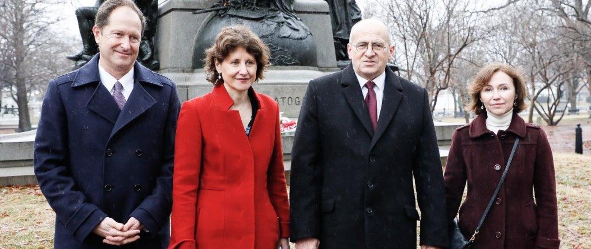Minister Rau wraz z ambasador Republiki Litewskiej w USA, Audrą Plepytė, ambasadorem USA w Polsce, Markiem Brzezińskim oraz z udziałem przedstawicielki opozycji białoruskiej, Alesyą Semukhą-Greenberg złożyli kwiaty pod pomnikiem Tadeusza Kościuszki.