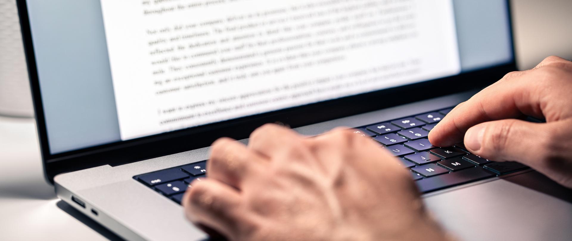 osoba pisząca na klawiaturze laptopa