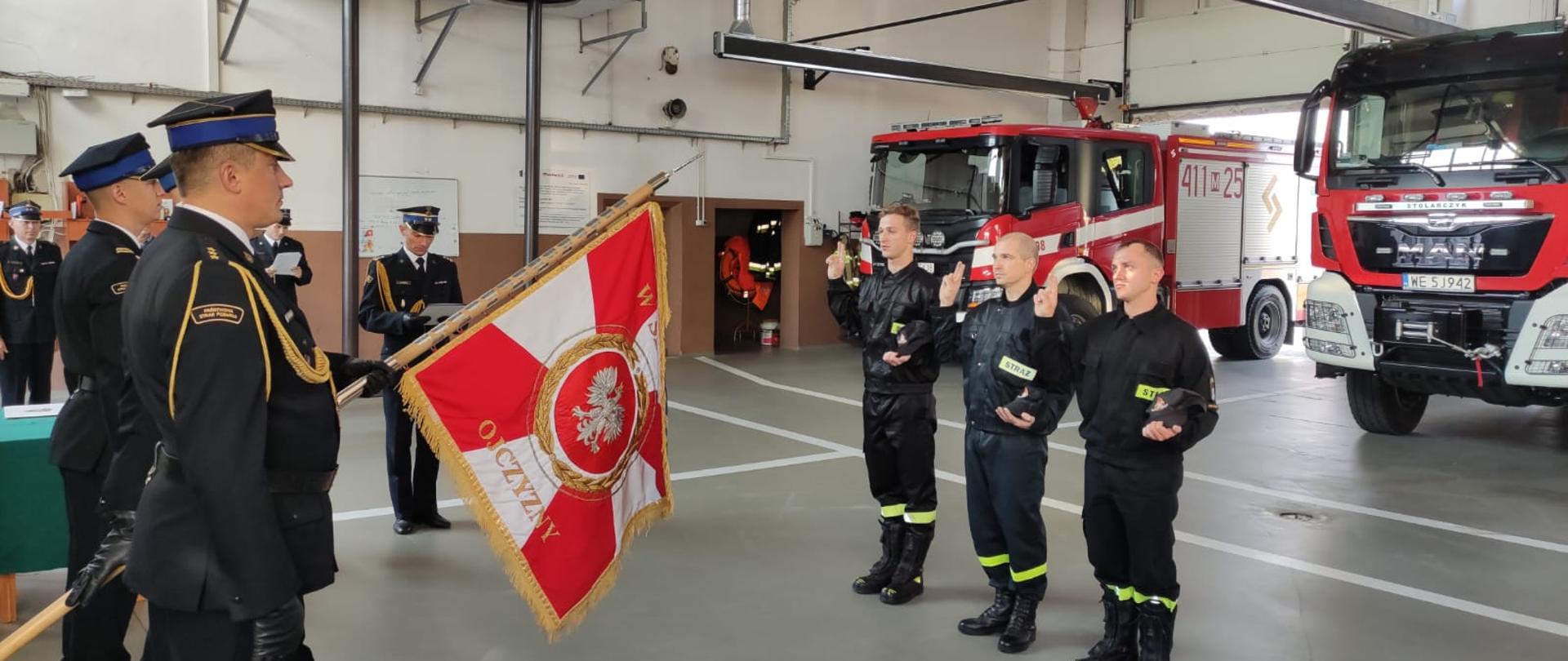 Uroczyste ślubowanie nowo przyjętych do służby strażaków