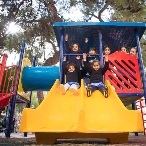 dziewczynki na placu zabaw - na zjeżdżalni