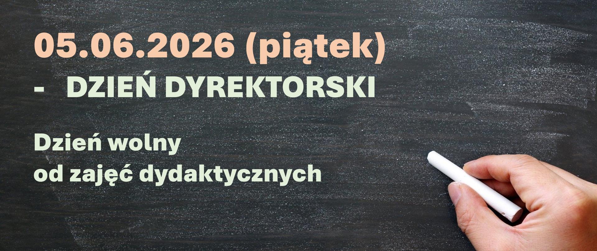 Plakat z pastelowymi napisami na szarym tle. Po prawej dłoń z białą kredą.