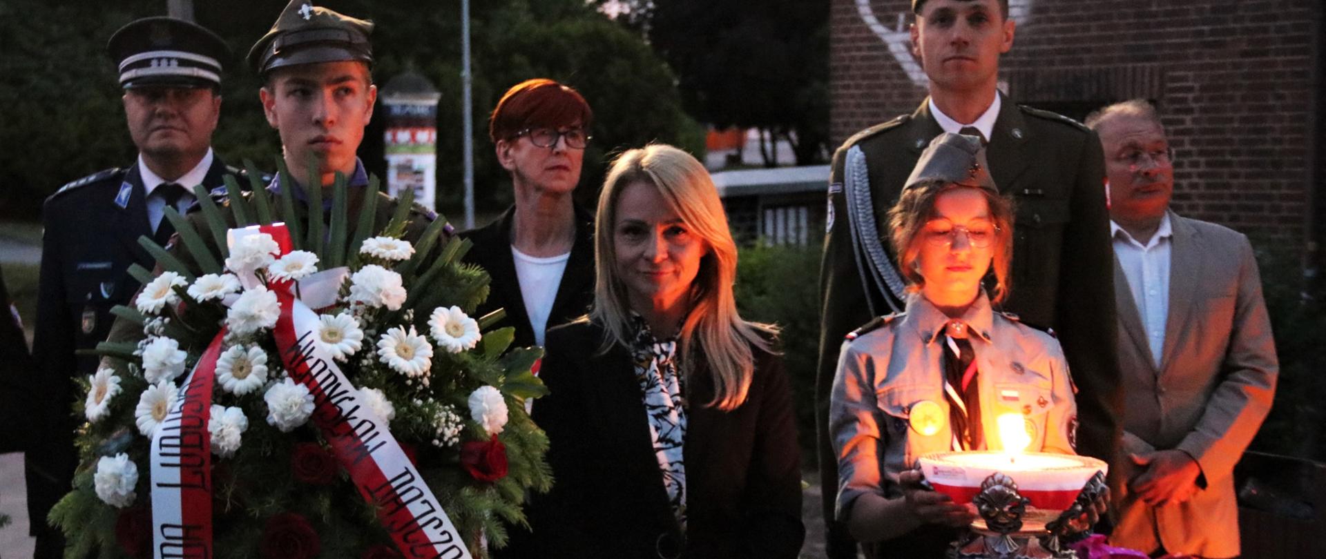 Olimpia Tomczyk-Iwko w otoczeniu harcerzy