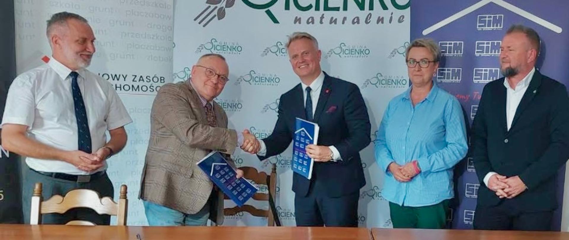 Uroczyste podpisanie umowy z wykonawcą w gminie Sicienko