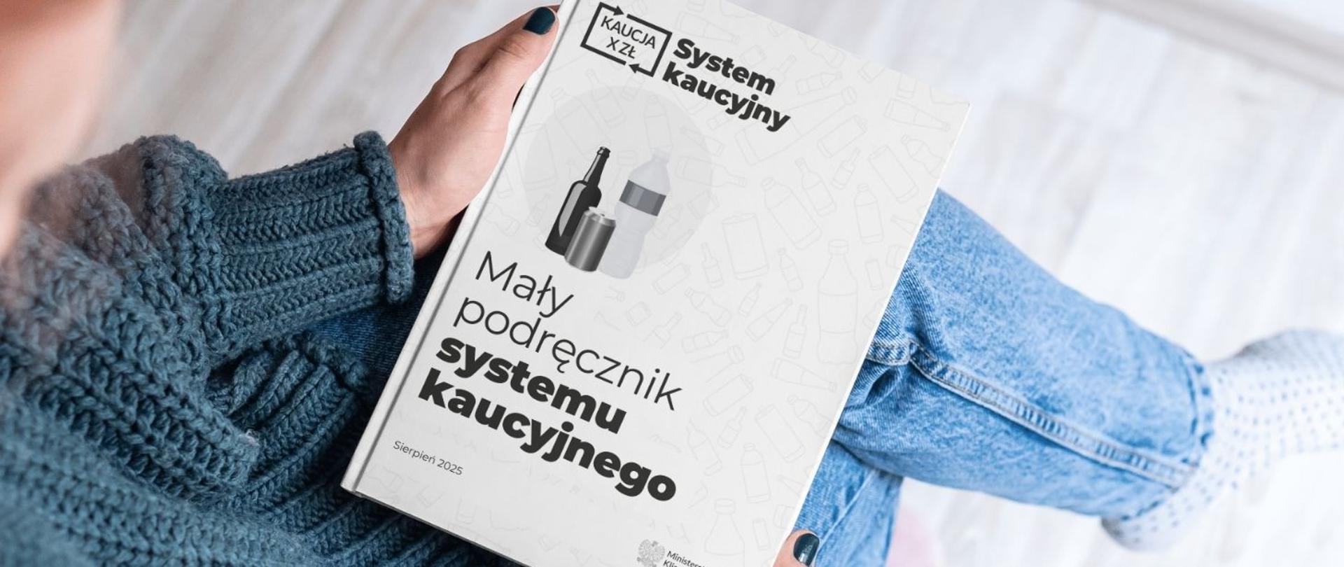 na zdjęciu widoczna jest sylwetka kobiety, która trzyma na kolanach książkę o tytule "Mały podręcznik systemu kaucyjnego". 
