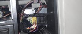 Przerobione w niedozwolony sposób elementy instalacji tachografu w ciężarówce zatrzymanej do kontroli drogowej przez patrol lubelskiej Inspekcji Transportu Drogowego.