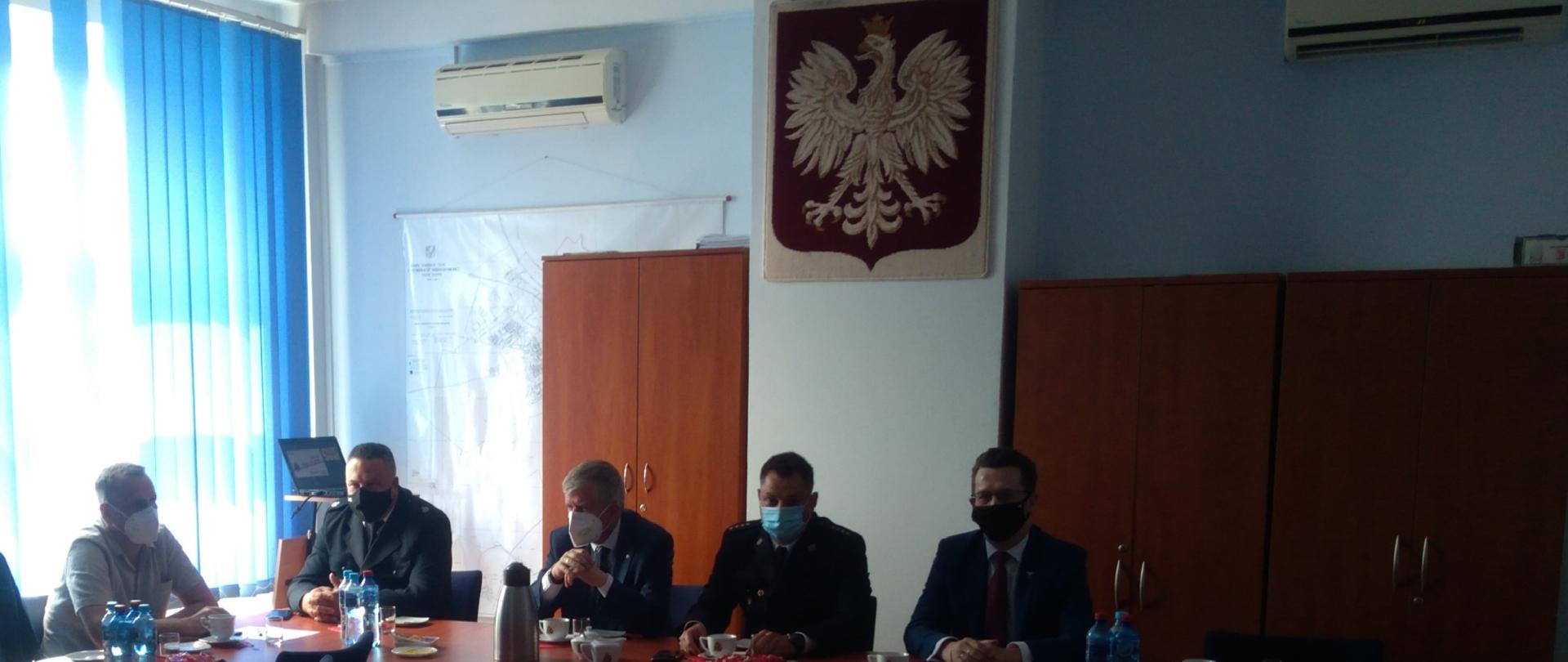 od lewej : Pani Sylwia Kalmus-Samsel - Wójt Gminy Stara Dąbrowa, Pani Julita Pilecka - Wójt Gminy Kobylanka, Pan Wojciech Majsakowski - Zastępca Burmistrza Chociwla, Pan Jacek Mysiorek - Kierownik Referatu Organizacyjnego i Zamówień Publicznych w Dolicach, dh Bartosz Kardasiewicz - Prezes Zarządu Oddziału Powiatowego Związku Ochotniczych Straży Pożarnych RP w Stargardzie, Pan Michał Jach - Poseł na Sejm, Komendant Powiatowy PSP - Łukasz Stefański, Pan Ireneusz Rogowski - Radny Województwa Zachodniopomorskiego.