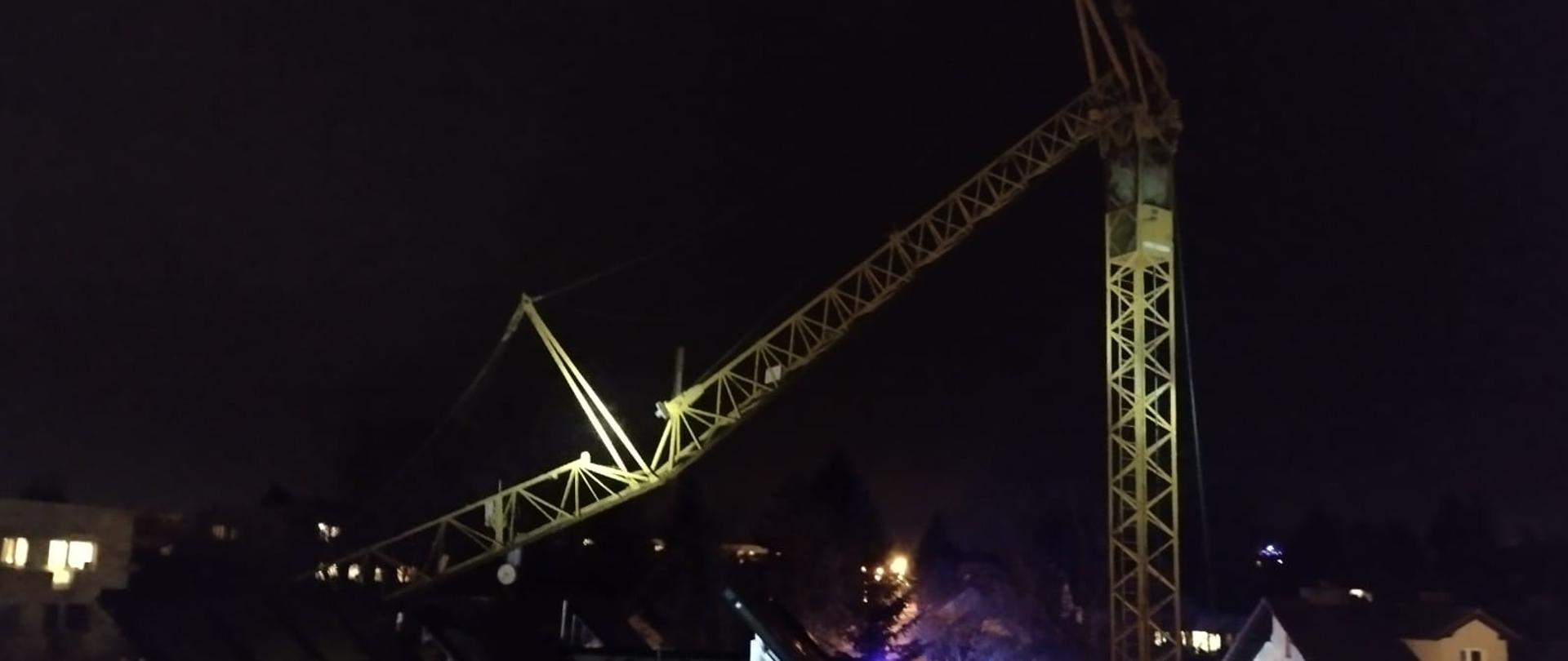 Na zdjęciu żuraw ze złamanym ramieniem poziomym