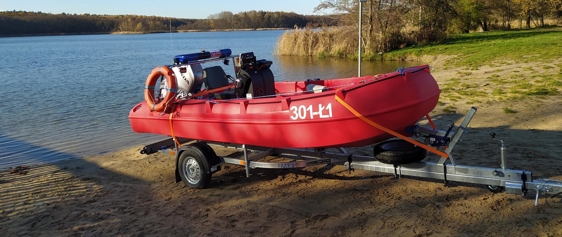 Łódź na przyczepie nad jeziorem