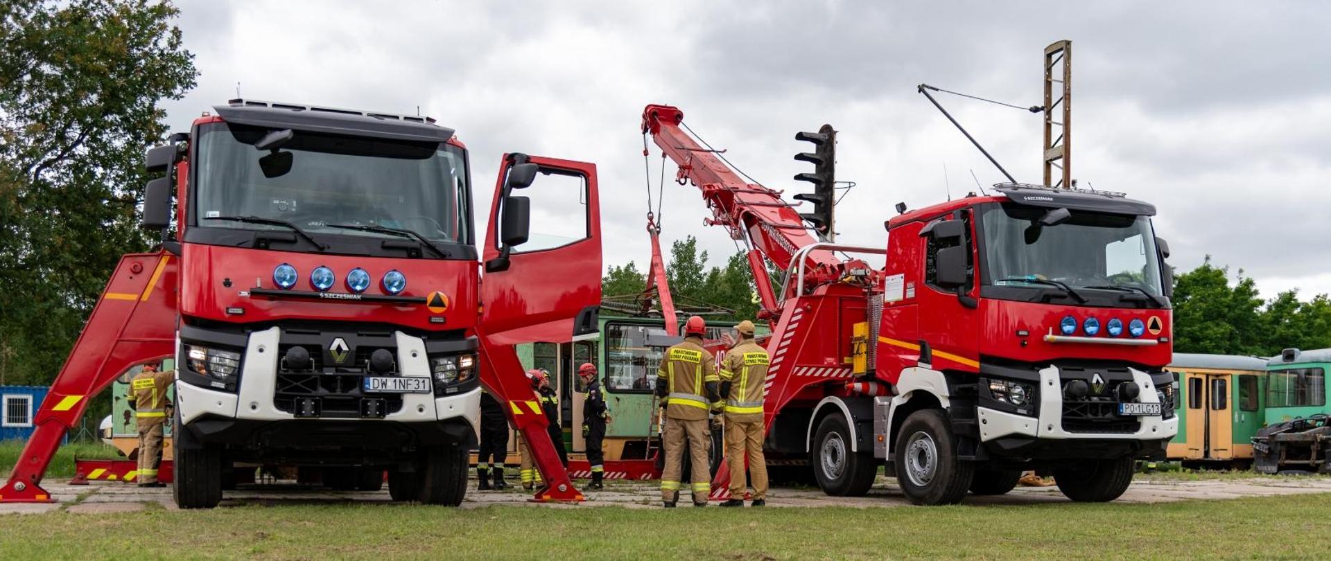 Na zdjęciu stanowisko ratownicze strażacy w tle tramwaj i dwa samochody specjalistyczne