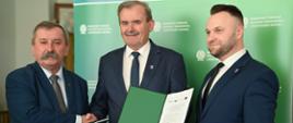Józef Matysiak – zastępca prezesa zarządu NFOŚiGW, Jan Nowak – starosta powiatu Kazimierskiego, Sebastian Cichy – członek zarządu powiatu Kazimierskiego