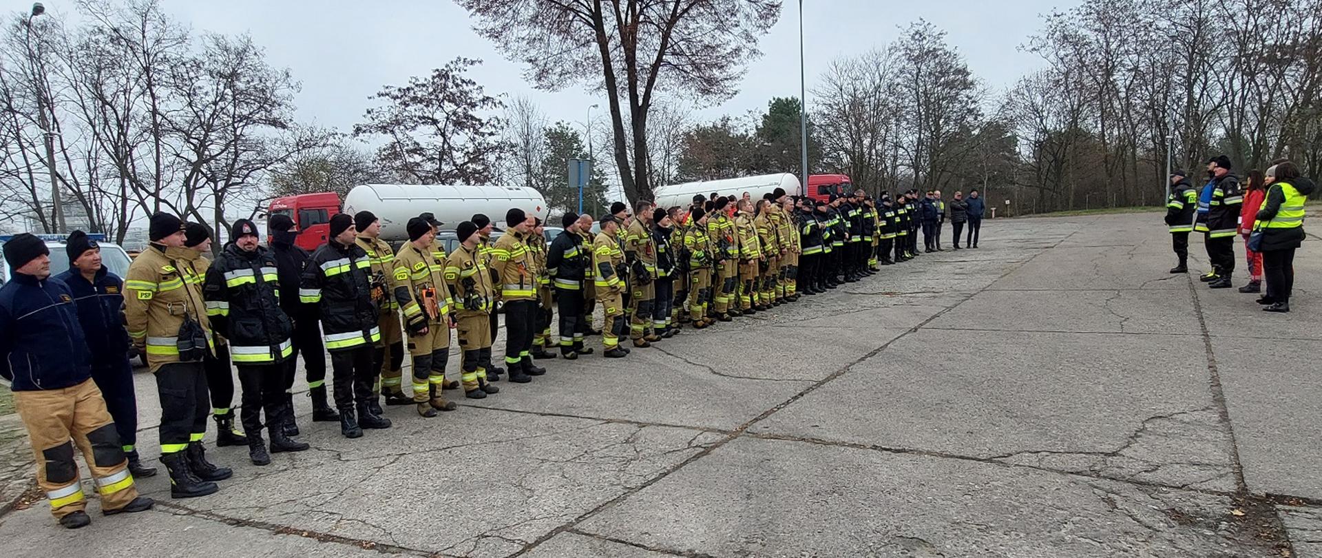 Na zdjęciu strażacy biorący udział w omówieniu ćwiczeń