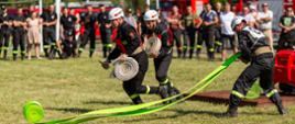 Zdjęcie przedstawia strażaków OSP z powiatu Leskiego podczas konkurencji „Ćwiczenie bojowe” na zawodach OSP w Baligrodzie .
