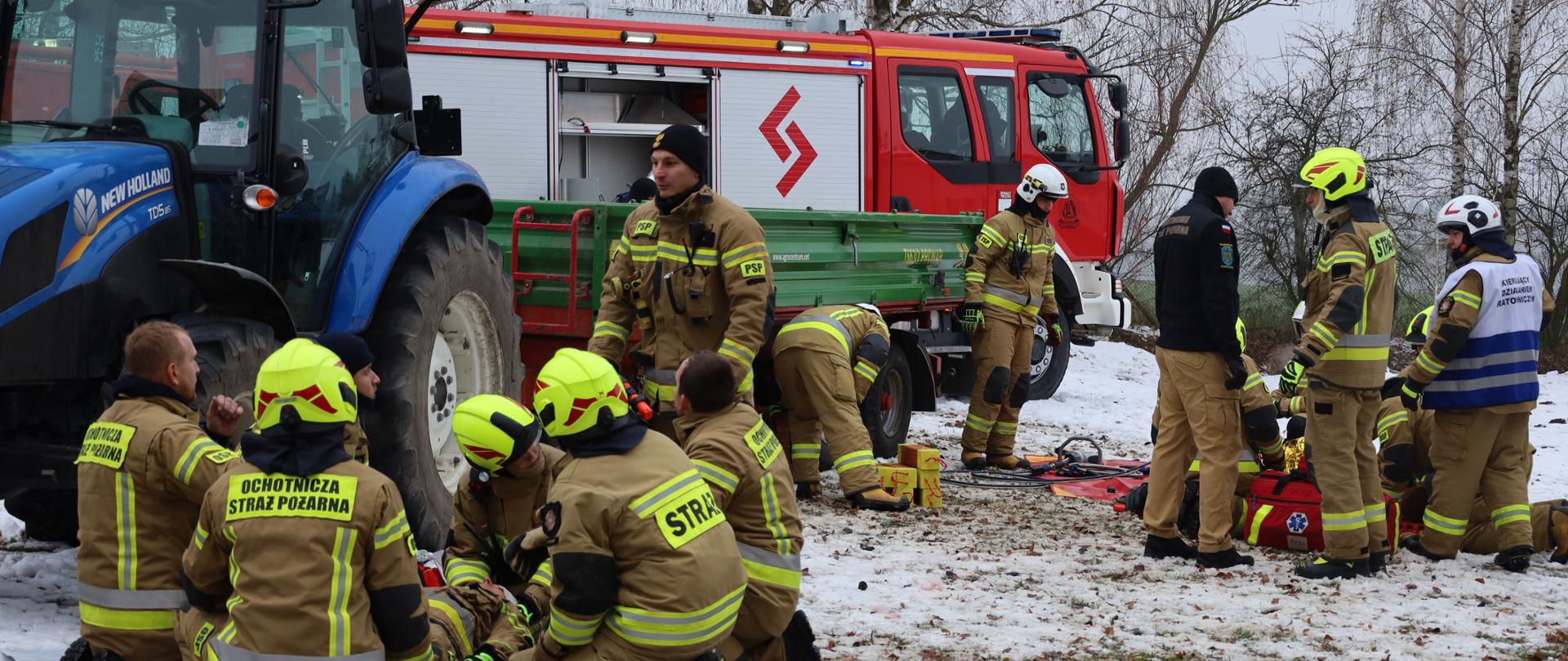 Strażacy podczas udzielania pierwszej pomocy 