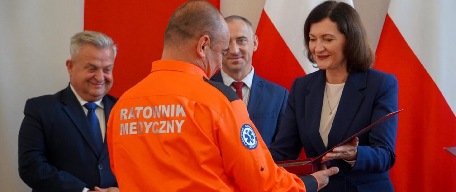 Wojewoda podkarpacki Ewa Leniart wręcza podziękowanie ratownikowi medycznemu