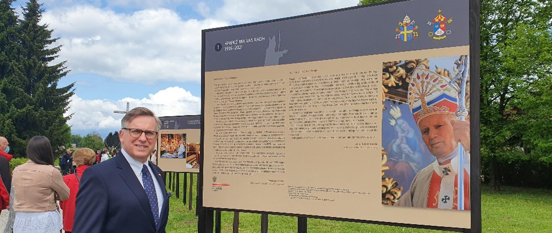 Wystawa Papież Was kocha w Samktuarium Marija Pomagaj w Brezje