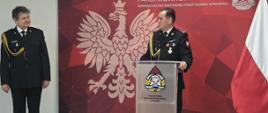 Na zdjęciu komendant miejski PSP i naczelnik wydziału podczas pożegnanie ze służbą funkcjonariuszy z przemyskiej Komendy 