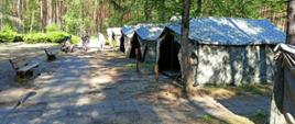 Zdjęcie przedstawia namioty na obozowisku.