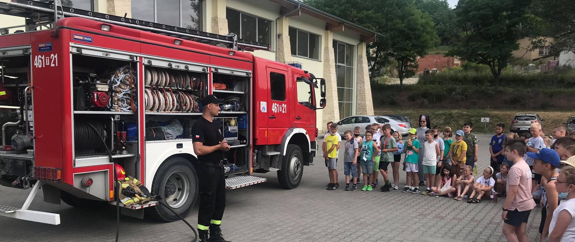 PRELEKCJA O BEZPIECZEŃSTWIE PODCZAS WAKACJI I POKAZ SPRZĘTU STRAŻACKIEGO - SPOTKANIE Z UCZNIAMI ZESPOŁU SZKÓŁ NR 1 W PIŃCZOWIE
