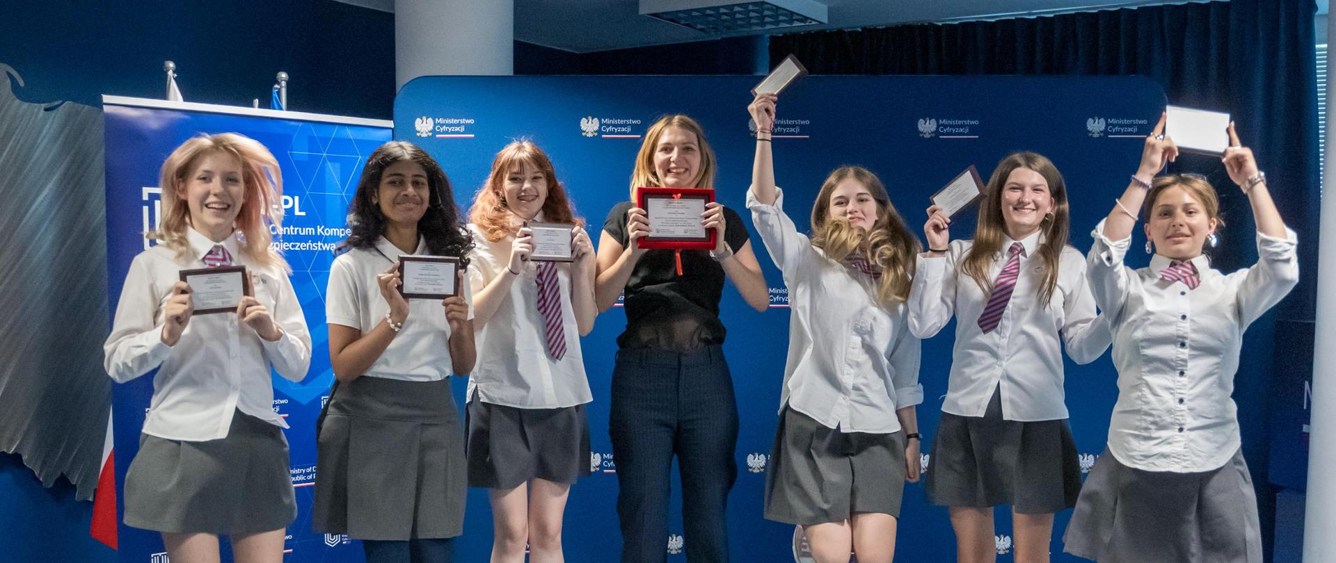 Drużyna dziewcząt z Niepublicznego Międzynarodowego Dwujęzycznego Liceum Ogólnokształcącego "IPS Upper Secondary" we Wrocławiu z przedstawicielkami Krajowego Centrum Kompetencji Cyberbezpieczeństwa
