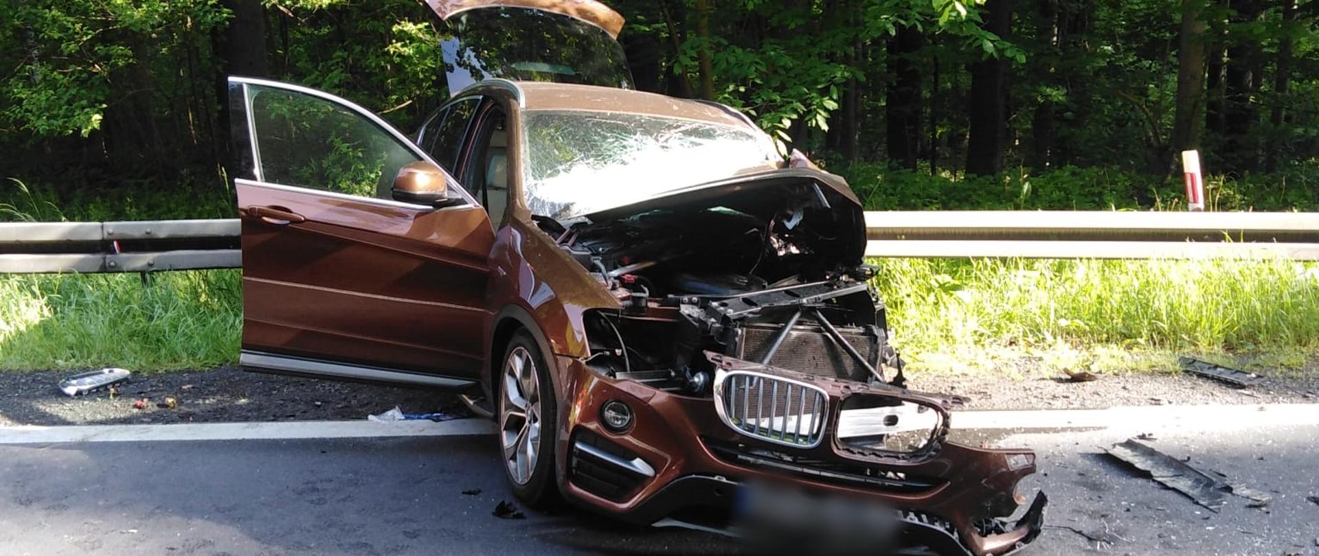 Obraz przedstawia samochód osobowy po wypadku