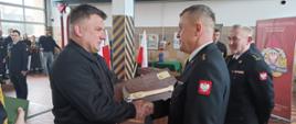 Zdjęcie przedstawia wręczenie pamiątkowego strażackiego toporka, odchodzącemu na emeryturę st. kpt. Jarosławowi Kinowskiemu.