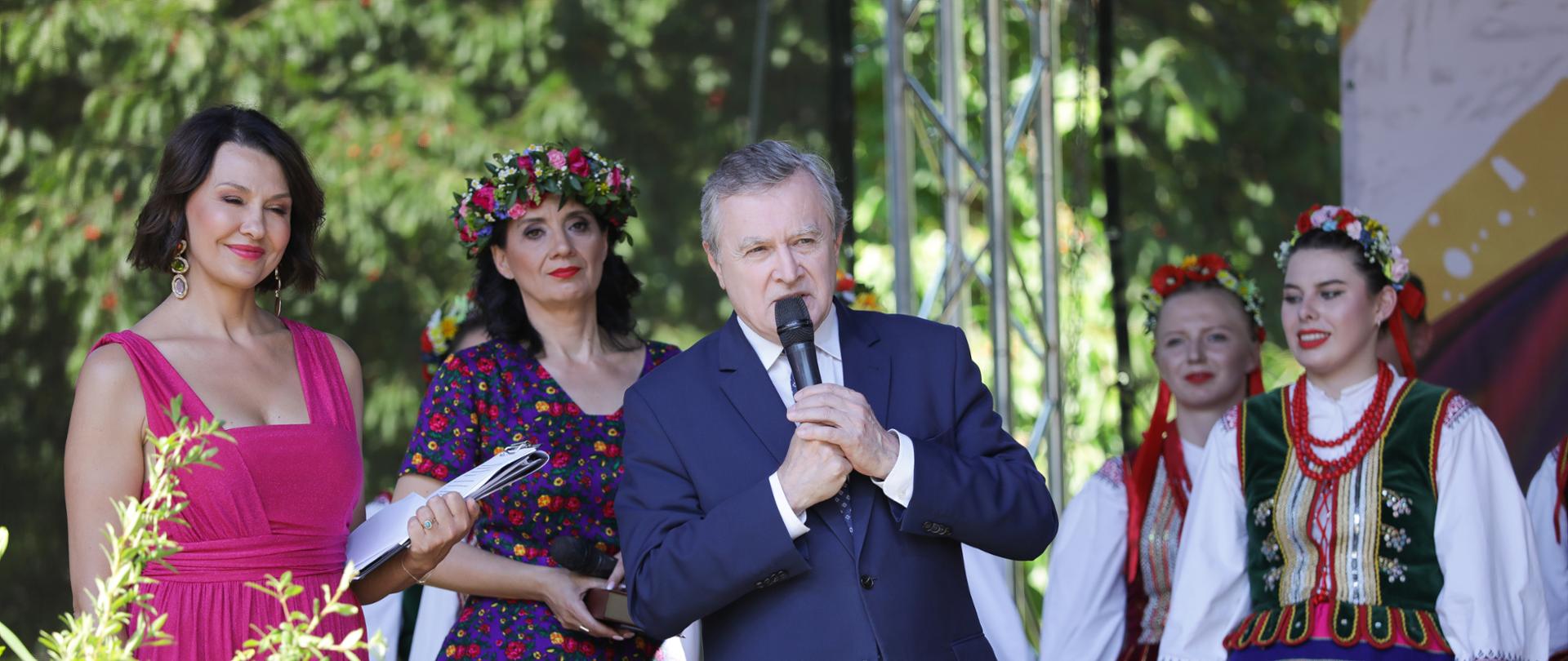 Wicepremier Piotr Gliński wręczył nagrody w Ogólnopolskim Festiwalu Kultury Ludowej – „Jawor u źródeł kultury", fot. Danuta Matloch