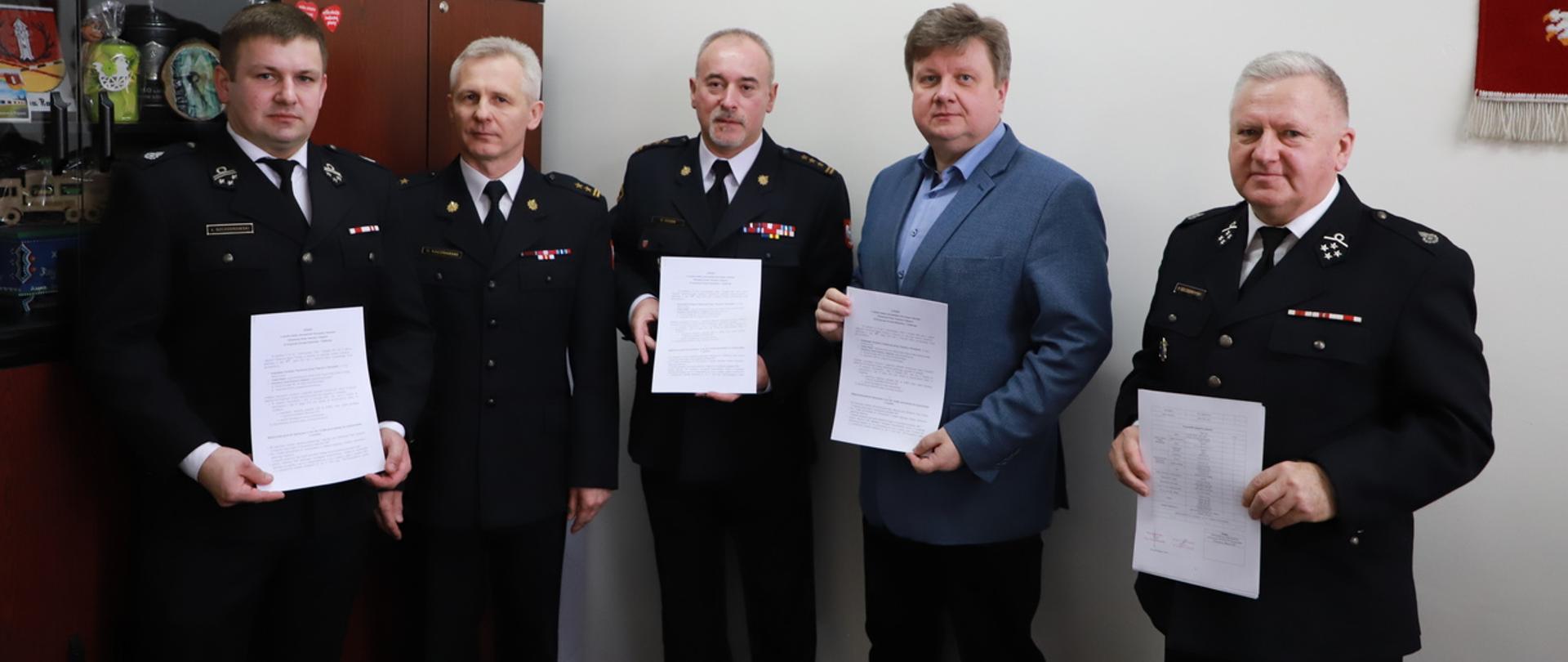 wspólne zdjęcie z podpisanym porozumieniem przedstawicieli komendy PSP w Brzezinach, OSP Rogów oraz wójta gminy Rogów