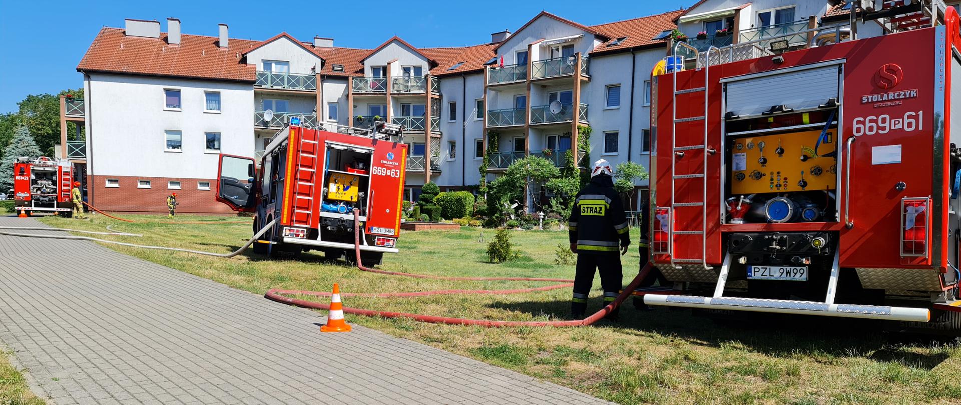 Chodnik samochody strażackie w oddal blok 