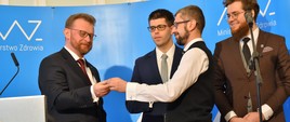 Minister zdrowia Łukasz Szumowski odebrał z rąk przedstawicieli lekarzy rezydentów odznakę w wyrazie wdzięczności za współpracę.