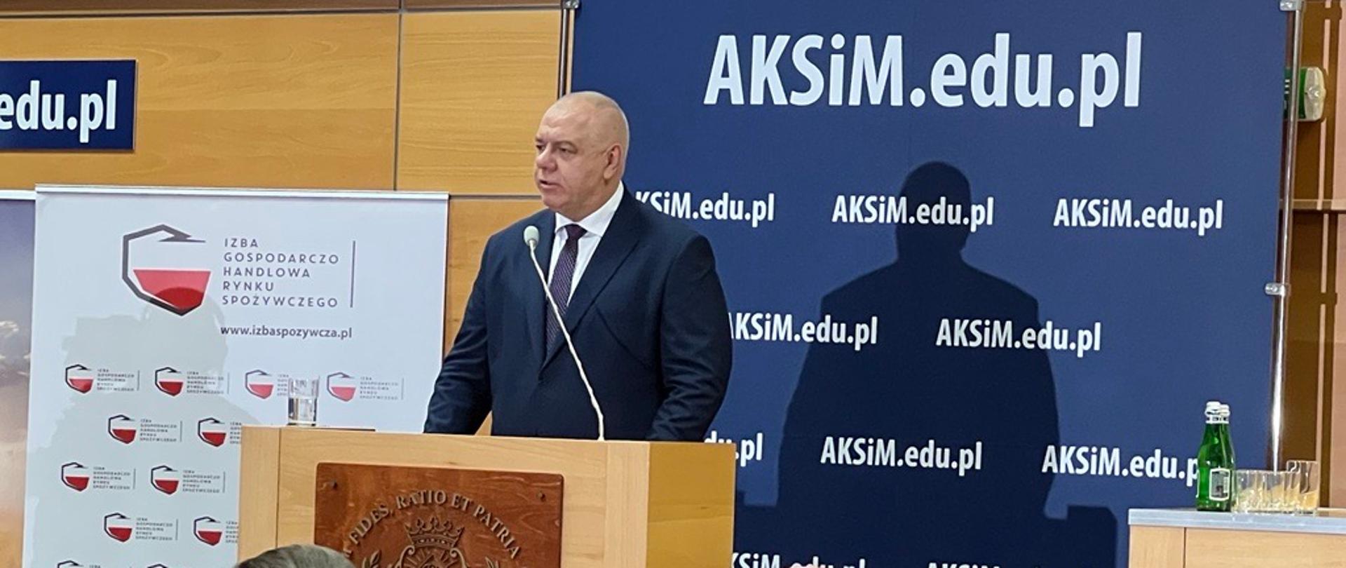 Wicepremier Jacek Sasin przemawia przy mikrofonie