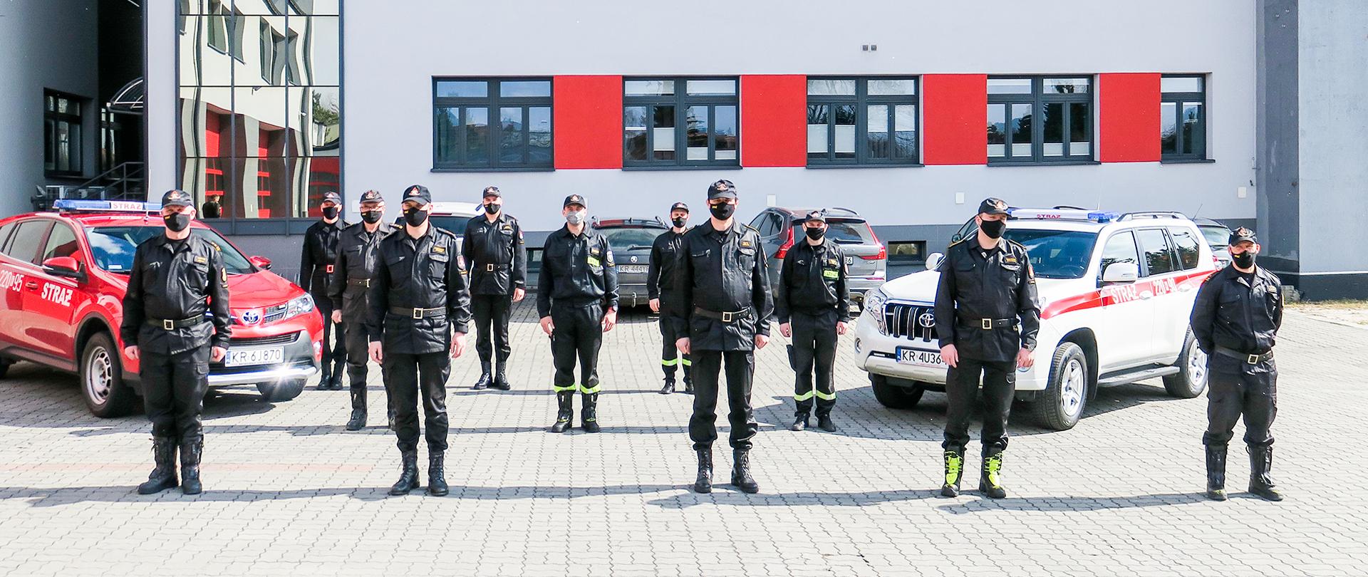 Na zdjęciu widać jedenastu mężczyzn stojących w trzech rzędach. 