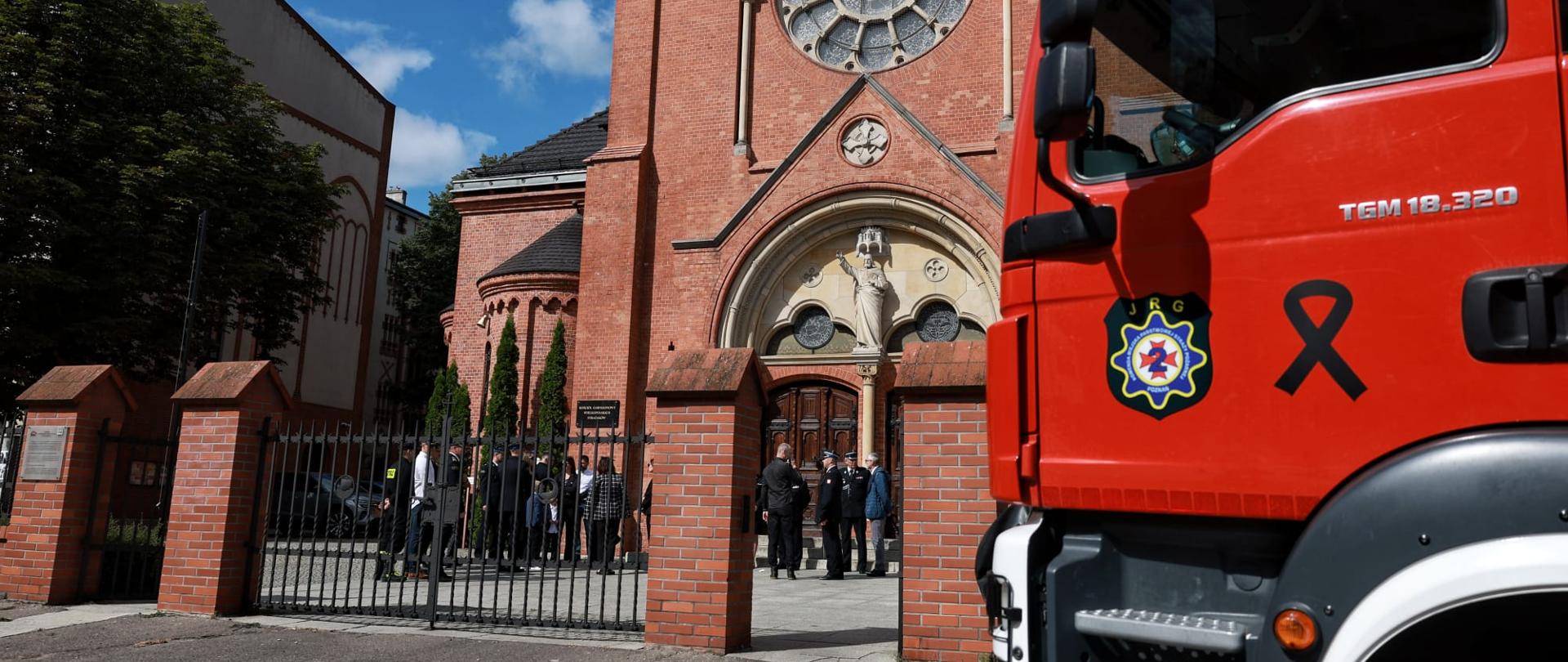 Wóz i kościół garnizonowy, fot. Adam Jastrzębowski-Głos Wielkopolski