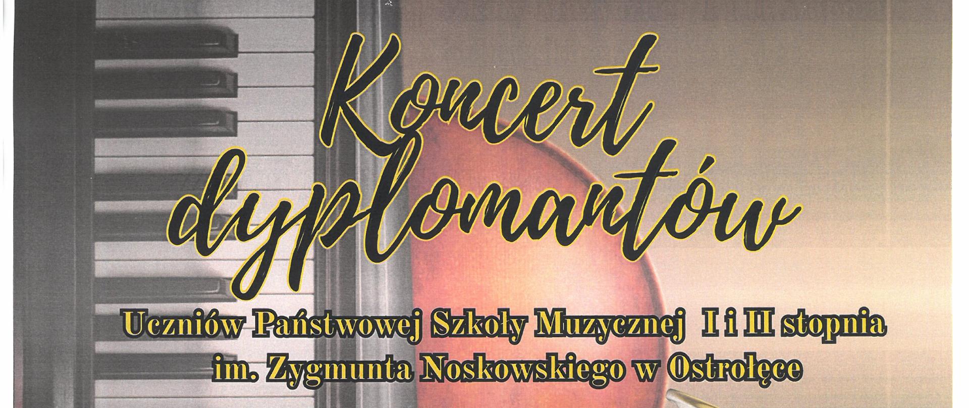 Na pionowym plakacie utrzymanym w ciemnej, stonowanej kolorystyce umieszczono informacje o koncercie dyplomantów uczniów Państwowej Szkoły Muzycznej I i II stopnia im. Zygmunta Noskowskiego w Ostrołęce. Tło plakatu stanowi fotografia instrumentów muzycznych – po lewej stronie widoczna jest klawiatura fortepianu, w centralnej części fragment wiolonczeli, a po prawej złota trąbka.
W górnej części plakatu znajduje się duży ozdobny napis „Koncert dyplomantów”. Poniżej zamieszczono informacje o wykonawcach: Zuzannie Dajcz grającej na wiolonczeli, Andrzeju Pietrasie grającym na trąbce oraz Franciszku Pochmarze grającym na fortepianie. Dodatkowo podano informację o akompaniamencie Aleny Lebieckiej oraz udziale Zofii Nikodym grającej na wiolonczeli.
W dolnej części plakatu umieszczono datę i godzinę wydarzenia – 22 maja o godz. 17.30 – oraz miejsce koncertu: aula Państwowej Szkoły Muzycznej w Zambrowie. Napisy na plakacie mają jasny, złoto-żółty kolor z ciemnym obramowaniem, co kontrastuje z ciemnym tłem grafiki.