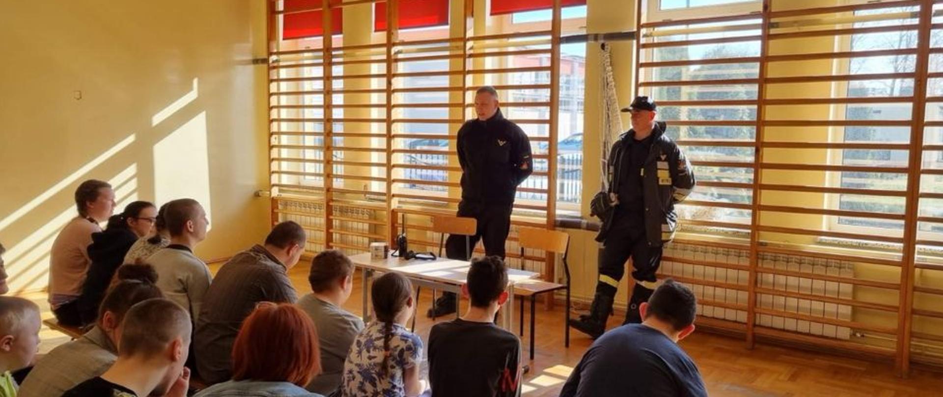 Spotkanie strażaków Jednostki Ratowniczo – Gaśniczej z uczniami Szkoły Specjalnej