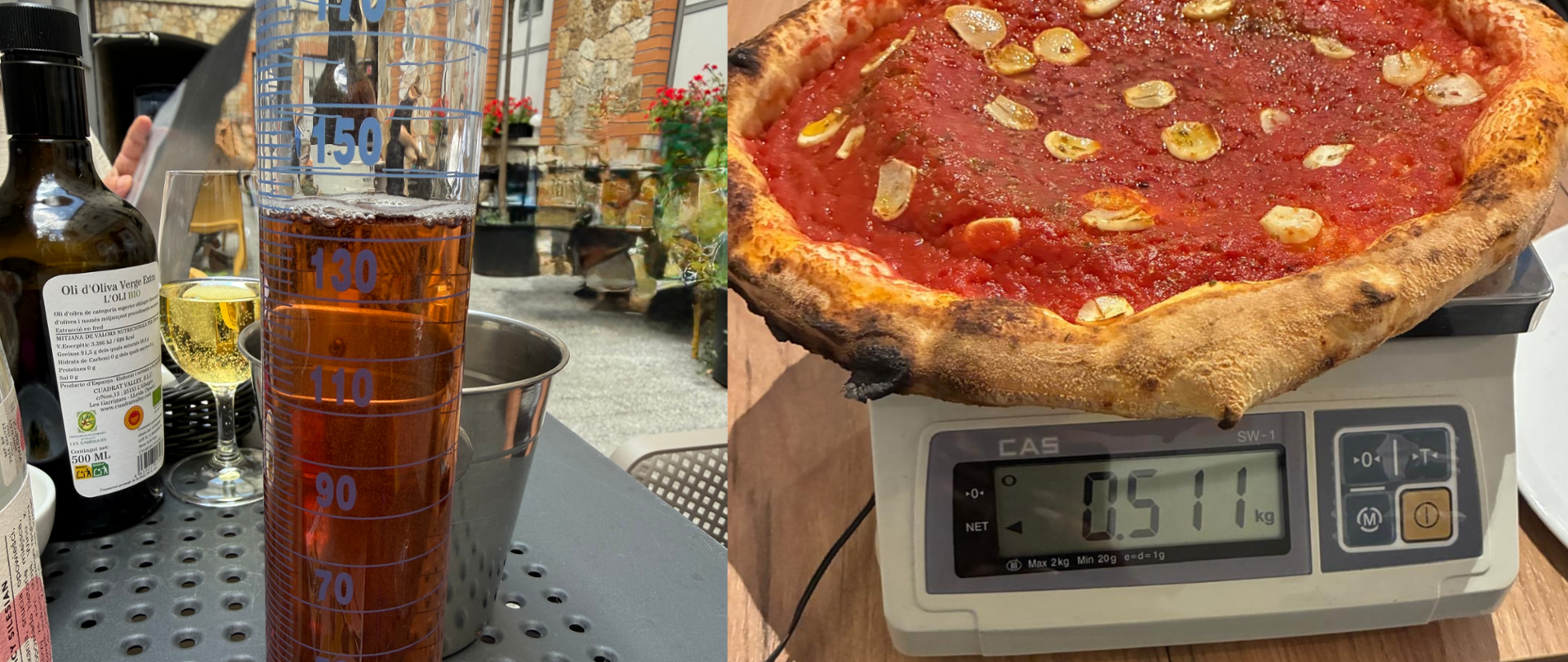 Fotografia złożona z dwóch zdjęć. Po lewej stronie menzurka z podziałką wypełniona brązowym płynem, postawiona na stole ogrodowym w restauracji. Za menzurką stoi kieliszek z winem, butelka z oliwą z oliwek oraz wiaderko na lód. Po lewej stronie waga wskazująca gramaturę 0.511 kg, na wadze położona okrągła pizza. 